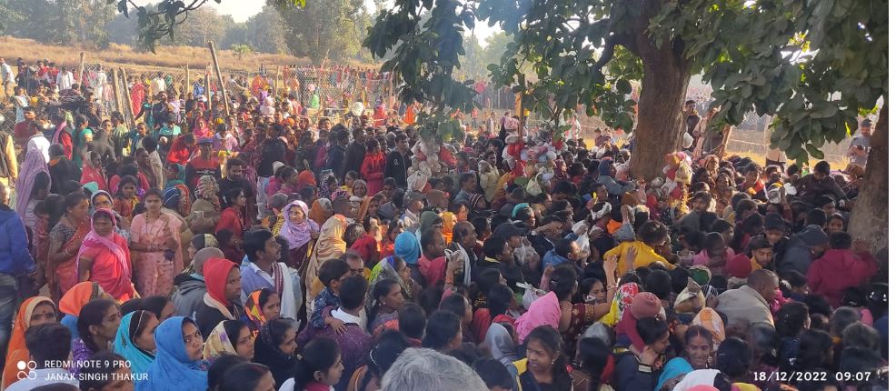 किशनपुर: अफवाह पर ग्रामीणों की आस्था भारी, प्रतिदिन चढ़ावा दो लाख पार