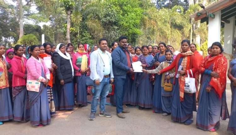 उदयपुर: आंगनबाड़ी कार्यकर्ता एवं सहायिकाओं ने सौंपा ज्ञापन