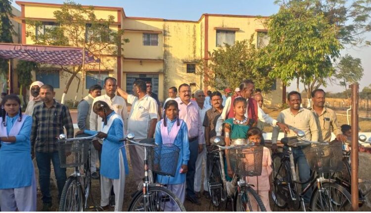  विवेकानन्द जयंती में शामिल हुए द्वारिकाधीश, स्कूली छात्राओं को मिली साइकिल