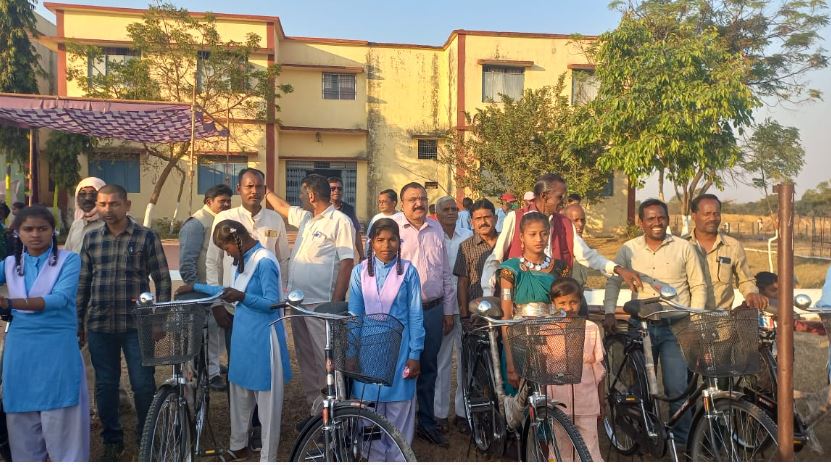  विवेकानन्द जयंती में शामिल हुए द्वारिकाधीश, स्कूली छात्राओं को मिली साइकिल