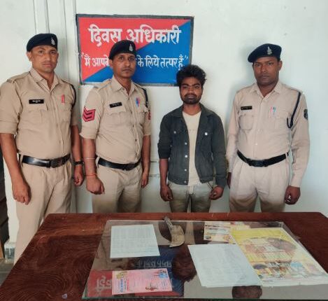 सरेआम चाकू लहराते युवक गिरफ्तार, पिथौरा पुलिस की कार्यवाही