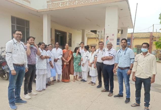 डॉक्टर से मारपीट के खिलाफ पिथौरा स्वास्थ्य केंद्र के डॉक्टरों ने जताया विरोध