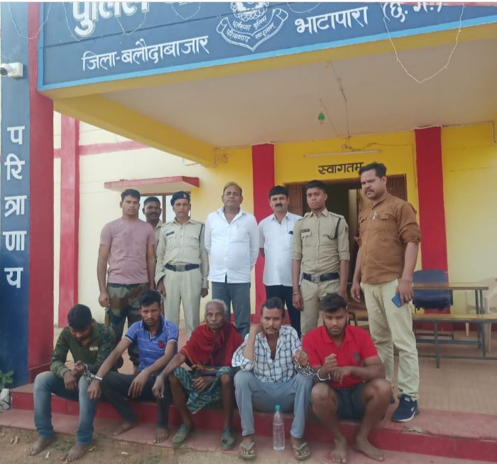 महुआ शराब पकड़ने गए पुलिस पर जानलेवा हमला, आधा दर्जन सिपाही जख्मी, एक गंभीर