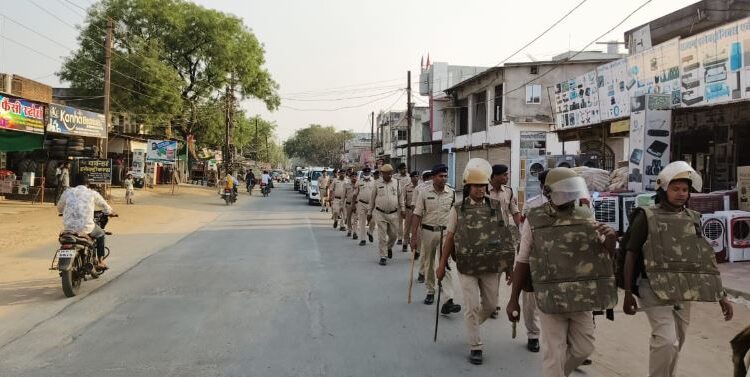 होली एवं शबे बारात: एसडीओपी पिथौरा के नेतृत्व में फ्लैग मार्च 