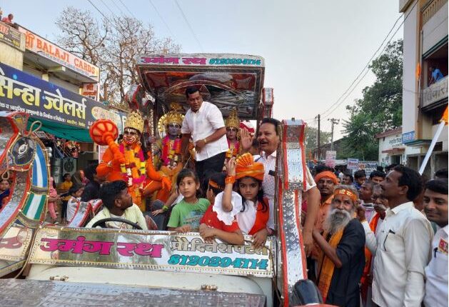 रामनवमी पर पिथौरा में निकली विशाल शोभायात्रा