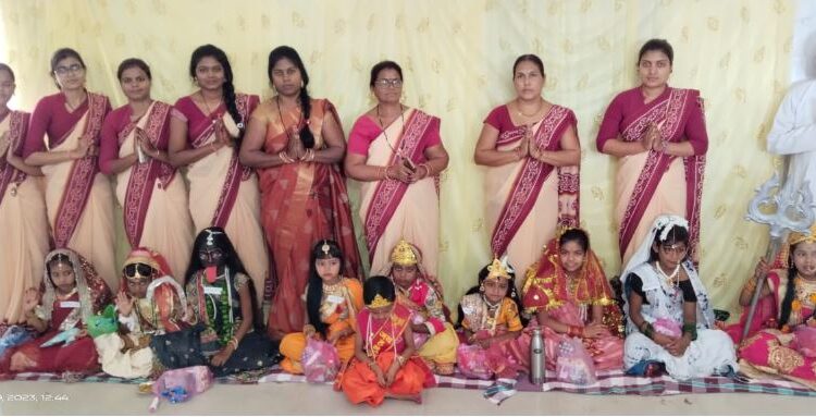 पिथौरा सरस्वती शिशु मंदिर में नौ कन्याओं को पूजा भोग: देखें वीडियो