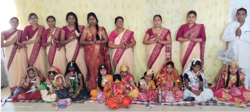 पिथौरा सरस्वती शिशु मंदिर में नौ कन्याओं को पूजा भोग: देखें वीडियो