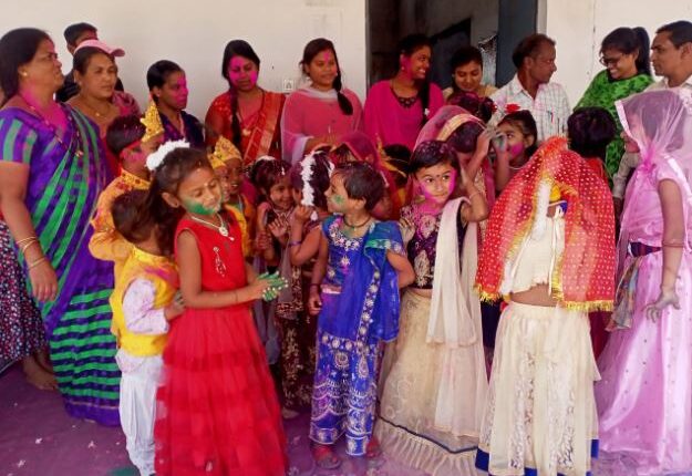 सरस्वती शिशु मंदिर पिथौरा में होली