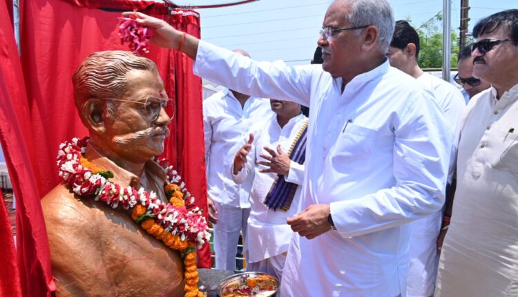 छत्तीसगढ़: मुख्यमंत्री श्री बघेल ने किया स्व. लक्ष्मण सतपथी की प्रतिमा का अनावरण