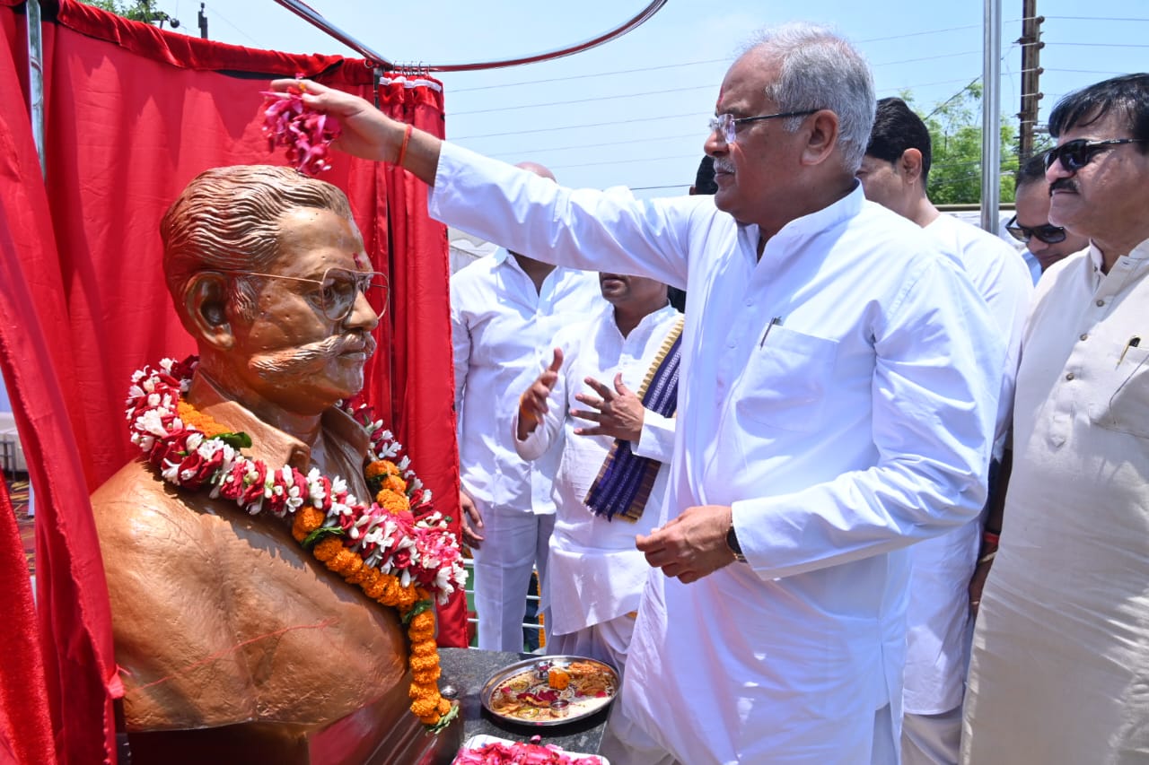 छत्तीसगढ़: मुख्यमंत्री श्री बघेल ने किया स्व. लक्ष्मण सतपथी की प्रतिमा का अनावरण