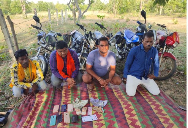 सिंघरूपाली जंगल में जुआ खेलते चार युवक गिरफ्तार, जेल भेजे गये