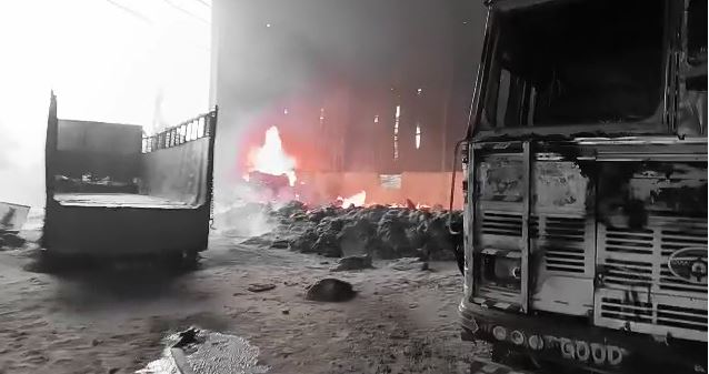 राइस मिल में शार्ट शर्किट से आग,10 लाख के बारदाने और दो ट्रक खाक: वीडियो