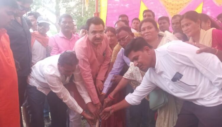 संसदीय सचिव द्वारिकाधीश यादव के हाथों पानी टंकी निर्माण का भूमि पूजन