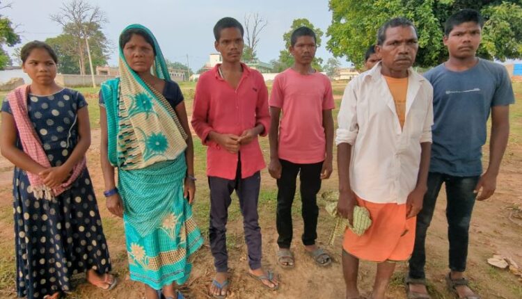 आदिवासी से सोलर पेनल लगवाने के नाम पर जमीन का फर्जीवाड़ा !