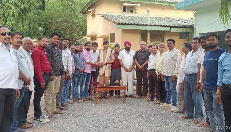 पिथौरा थाना प्रभारी  शिवानंद तिवारी का प्रेस क्लब पिथौरा ने किया सम्मान