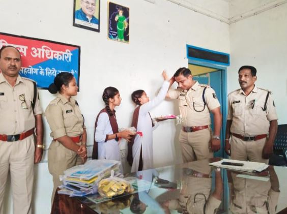 सरस्वती शिशु मंदिर पिथौरा की बहनों ने पुलिस जवानों को बांधी रखी