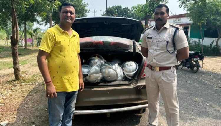 खम्हारपाली चेकपोस्ट पर कार से 3 लाख नगद बरामद, बसना निवासी के बर्तन जब्त