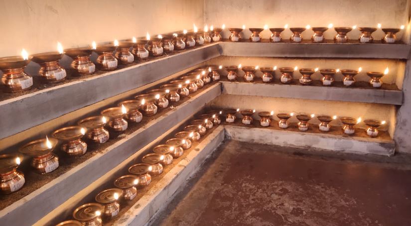 पिथौरा के देवी मंदिरों में ज्योति-ज्वारा लगाने वाले भक्तों की भारी भीड़