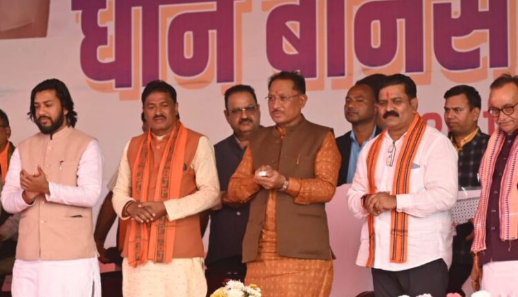 छत्तीसगढ़ : मुख्यमंत्री साय ने किसानों को 2 साल का धान का बकाया बोनस बांटा
