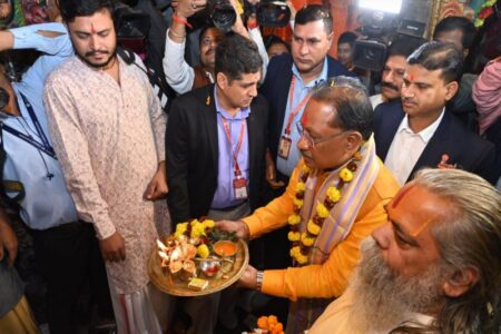 मुख्यमंत्री श्री विष्णु देव साय ने दूधाधारी मठ में किया राम-दरबार का दर्शन