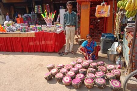 होली: ग्राहकी के अभाव में सन्नाटे जैसा माहौल