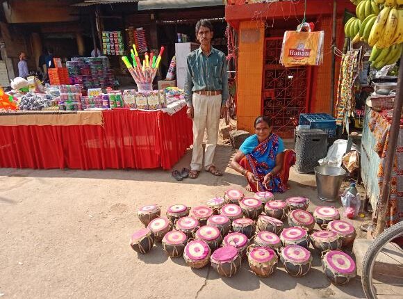 होली: ग्राहकी के अभाव में सन्नाटे जैसा माहौल