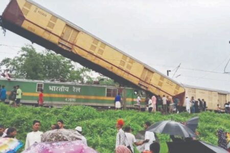 पश्चिम बंगाल: मालगाड़ी ने कंचनजंघा एक्सप्रेस को पीछे से मारी टक्कर, आठ मौतें