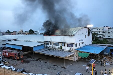 स्काई आटोमोबाइल तेलीबांधा रायपुर के सर्विस सेंटर में आग