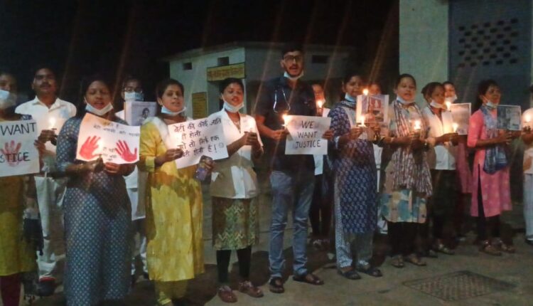सीएचसी उदयपुर में डॉक्टरों और नर्सों का कैंडल मार्च, कोलकाता की घटना के विरोध में प्रदर्शन