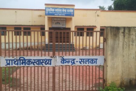 डॉक्टरों के नहीं मिलने पर पीएचसी सलका में तोड़फोड़   