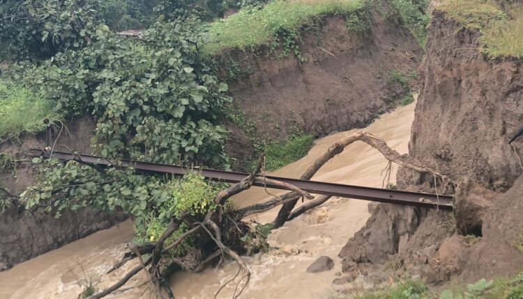 भारी बारिश से पोल गिरा, आधा दर्जन गाँवों की बिजली बंद