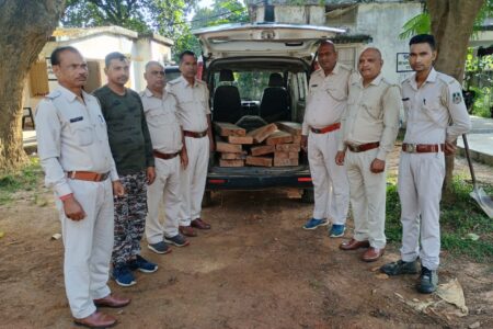 वन अमले ने अवैध लकड़ी परिवहन करते 14 नग चिरान लोड वाहन को जब्त कर दो व्यक्ति को पकड़ा.