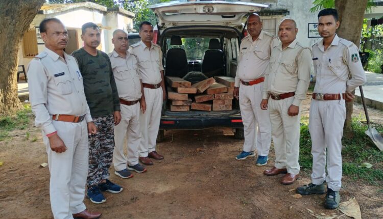 वन अमले ने अवैध लकड़ी परिवहन करते 14 नग चिरान लोड वाहन को जब्त कर दो व्यक्ति को पकड़ा.