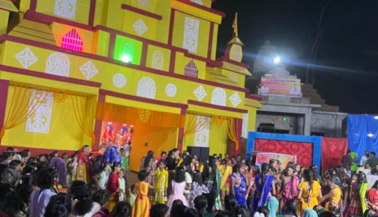 शिव मंदिर परिसर में धूमधाम से मनाया गया दशहरा, 50 फीट ऊंचे रावण का  दहन