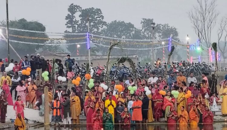 उदयपुर में हर्षोल्लास से मना छठ पर्व, श्रद्धालुओं ने दी उगते सूर्य को अर्घ्य