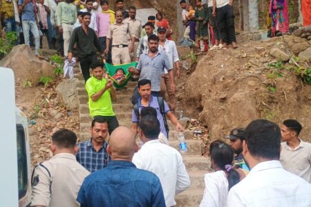 छत्तीसगढ़: बंदरों के हमले से डरकर भागी, 200 फीट गहरी खाई में गिरी, इस तरह बची जान  