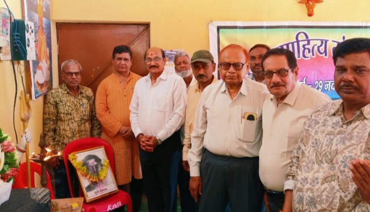 मिली तो नहीं है मगर ढूँढता हूँ, ख़ुशी मैं तुझे दर-बदर ढूँढता हूँ